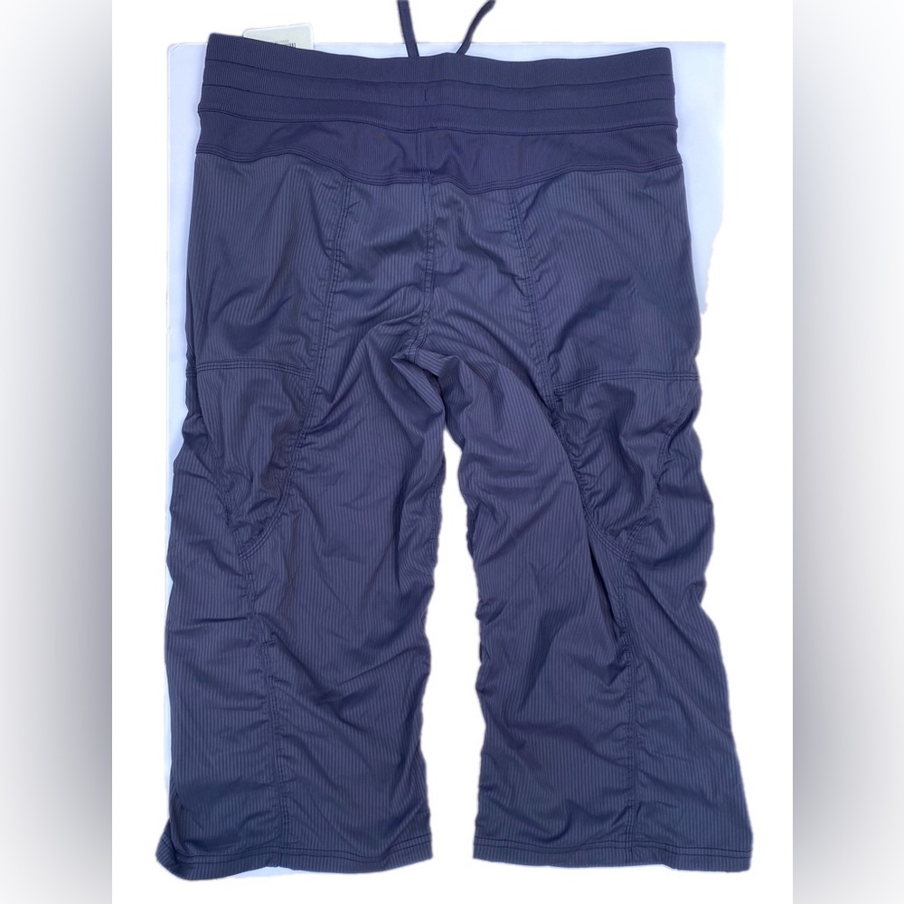 Lululemon Studio Crop *No
Liner Cadet Blue Size 10 NWT - Picture 7 of 8